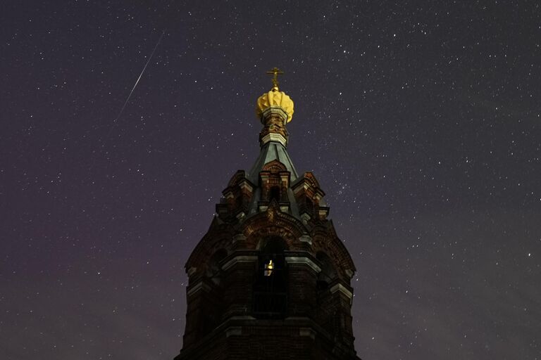 Завораживающие снимки ночного неба: северное сияние и метеорный поток