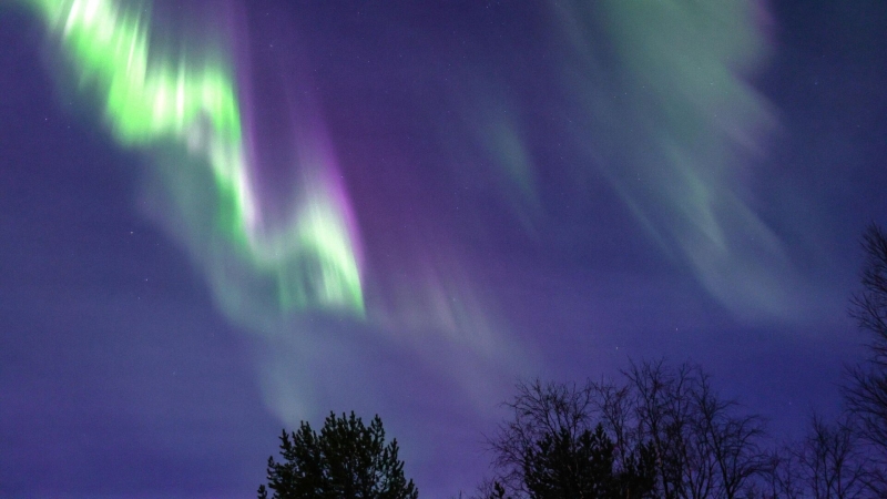 По всей территории России наблюдают полярное сияние