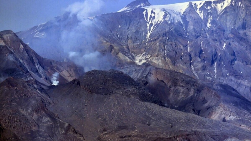 На Камчатке вулкан Шивелуч произвел третий выброс пепла за сутки