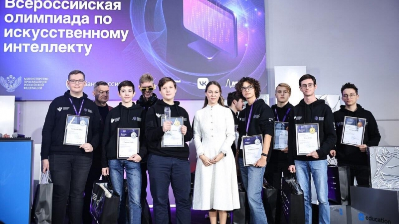 Чернышенко и Кравцов поздравили победителей олимпиады школьников по ИИ
