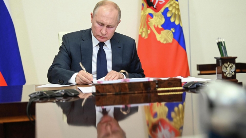 Путин поручил ускорить утверждение плана развития полетов в ДФО