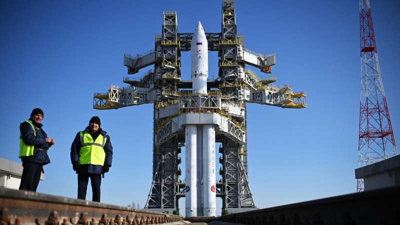 Ракета "Союз" со спутниками установлена на стартовую площадку Восточного