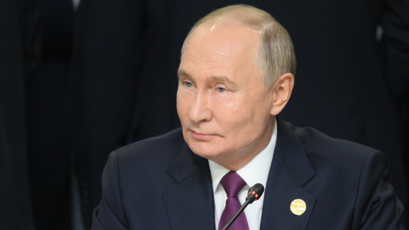 Путин призвал обеспечить рынок космических услуг