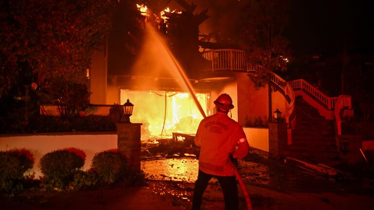 Появились новые спутниковые снимки масштабных пожаров в Лос-Анджелесе