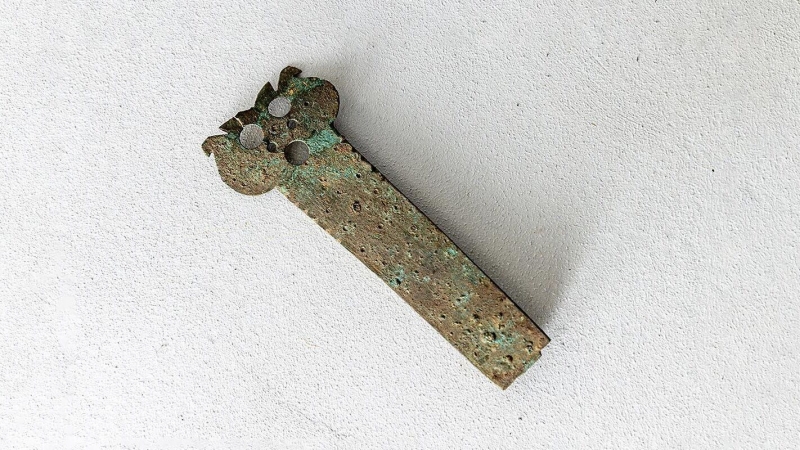 Археологи нашли в Москве фрагмент книжной застежки XVIII–XIX веков