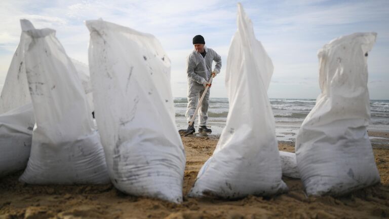 Разлив мазута в Анапе. Какие решения предлагают российские ученые