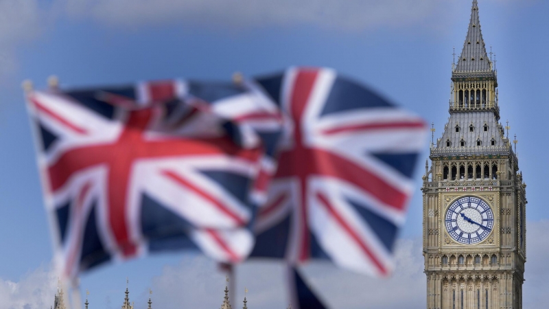 Британского чиновника уволили из-за комментариев в WhatsApp