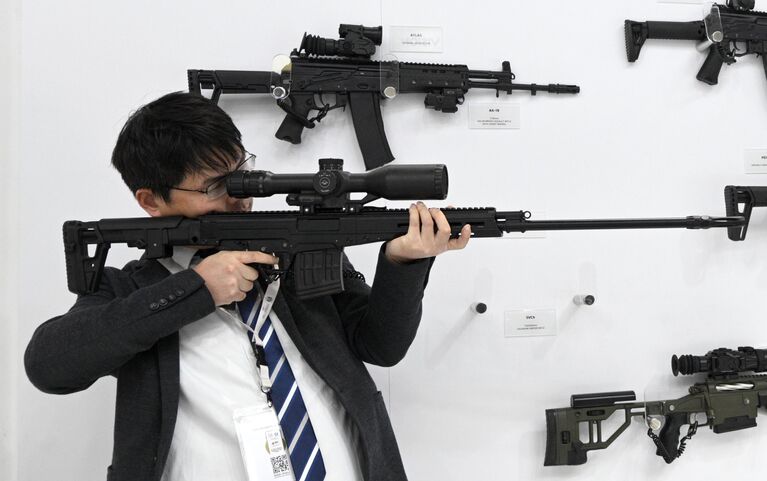 Мощь 65 армий мира под одной крышей: первый день оружейной выставки IDEX