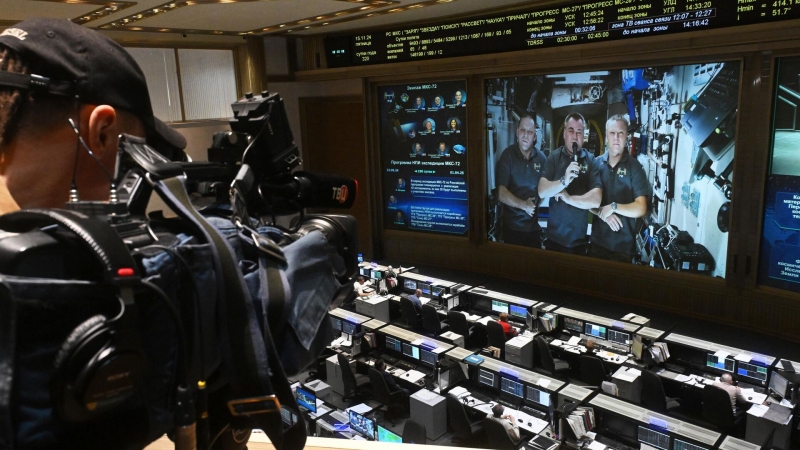 Российские космонавты поздравили военнослужащих с Днем защитника отечества