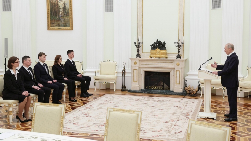 Путин пригласил молодых ученых на чай