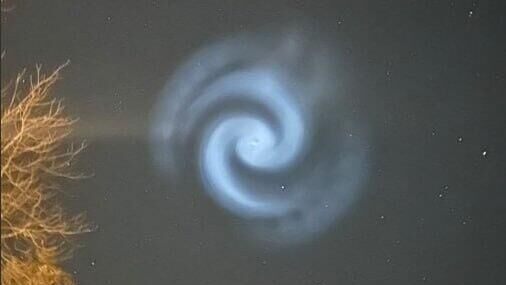 Таинственные спирали заметили в небе над Европой, пишут СМИ