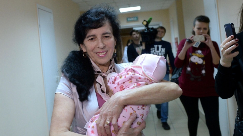 "Секрет прост": как женщинам за 60 лет удается рожать здоровых детей