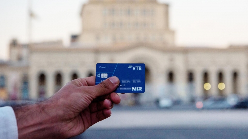 В Казахстане увеличили число терминалов, принимающих карты "Мир"