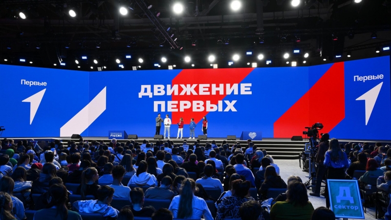 Путин поручил правительству и главам регионов помочь "Движению первых"