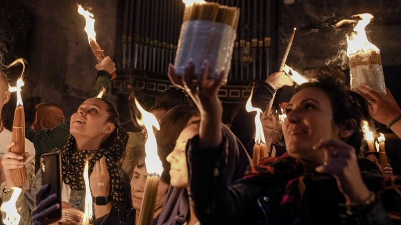 Благодатный огонь доставят в Москву на самолете "Роскосмоса"