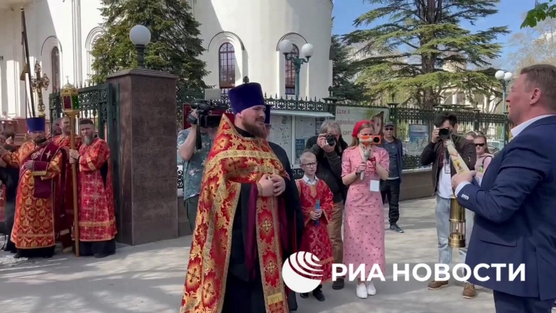 В Хабаровск привезли благодатный огонь