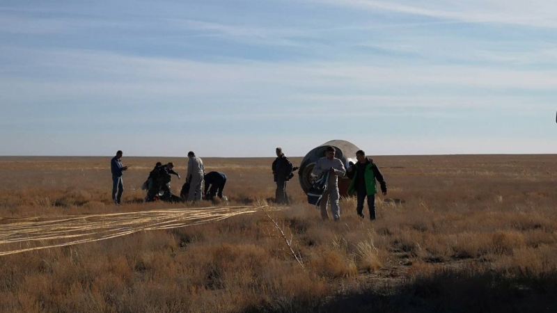 Спасатели вытащили российских космонавтов из спускаемого аппарата "Союза"