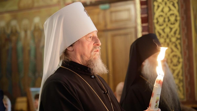 В Хабаровск привезли благодатный огонь