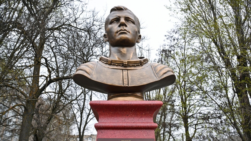 В Туркменистане возложили цветы к бюсту Гагарина