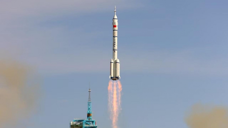 Китай запустил пилотируемый корабль "Шэньчжоу-20" с тремя космонавтами