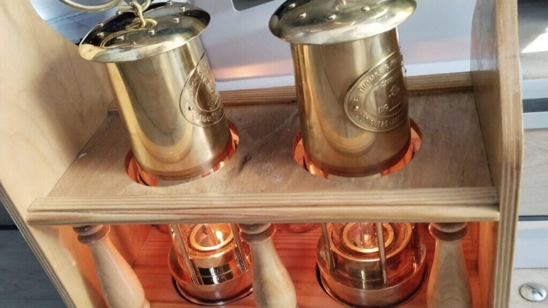 Благодатный огонь впервые доставили в Москву на самолете "Роскосмоса"