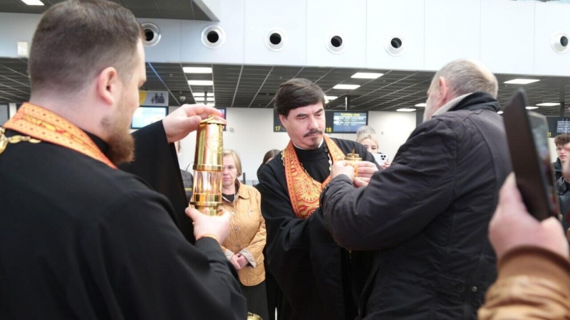 В Хабаровск привезли благодатный огонь