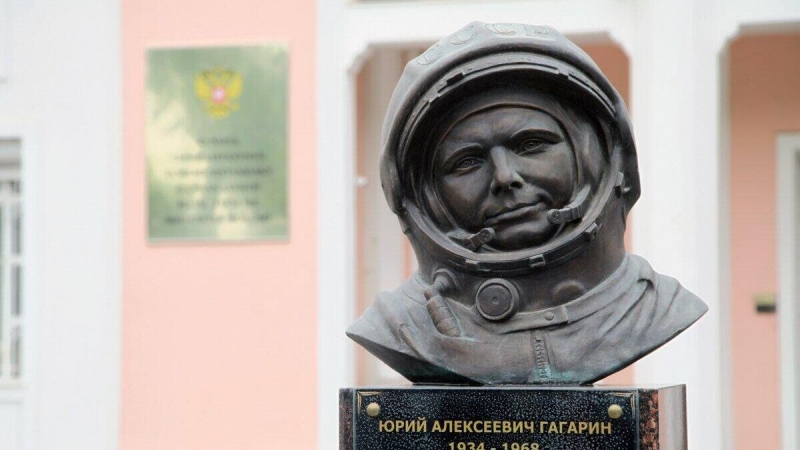 В Туркменистане возложили цветы к бюсту Гагарина