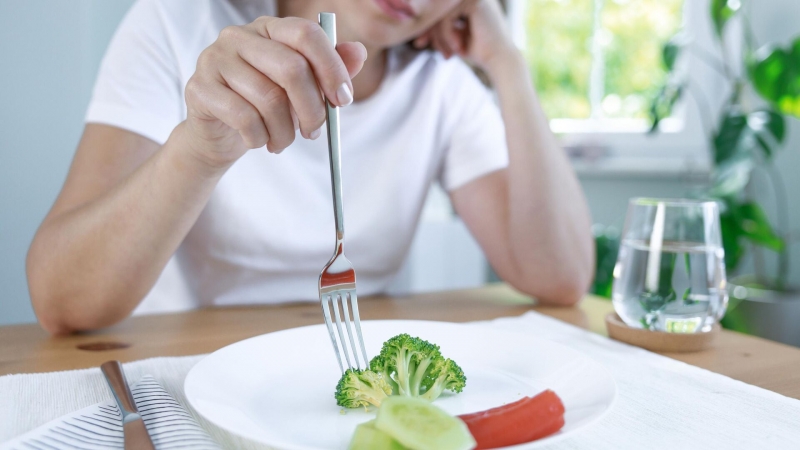 Ученые подтвердили связь недосыпа подростков с перееданием