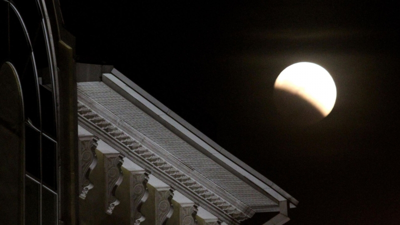 "Роскосмос" запустит специальный авиарейс для наблюдения за затмением