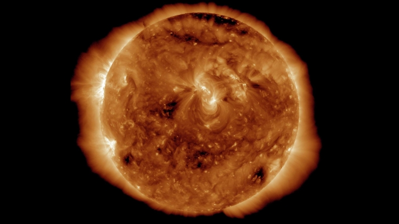 На Солнце начала расти крупная дыра