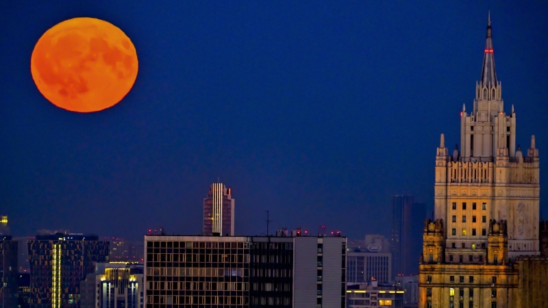 В Японии заметили загадочный светящийся шар в небе