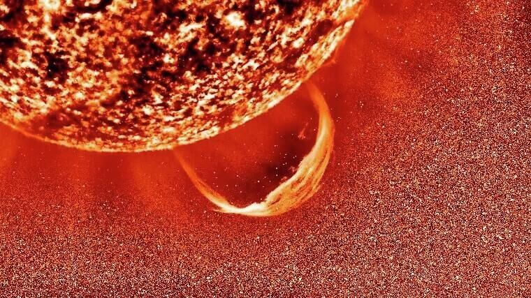 На Солнце начала расти крупная дыра