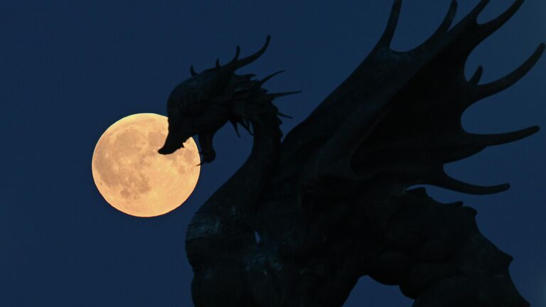 Полная сентябрьская Луна наблюдается из разных регионов России