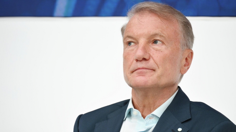 Греф заявил, что ИИ пока не готов заменить его