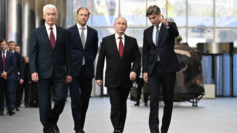 Путин осмотрел космические аппараты в новом Национальном космическом центре