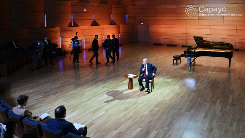 Путину в "Сириусе" рассказали о "молодильной клубнике"