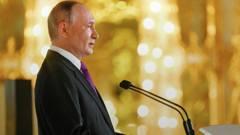 Путин и Лихачев показали гостям атомного форума макет необычного реактора