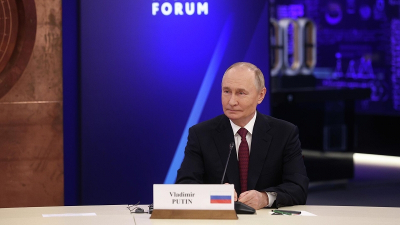 Путин и Лихачев показали гостям атомного форума макет необычного реактора