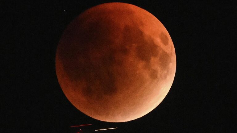Полная сентябрьская Луна наблюдается из разных регионов России