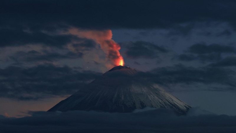 Над вулканом Ключевским на Камчатке наблюдается шлейф пепла