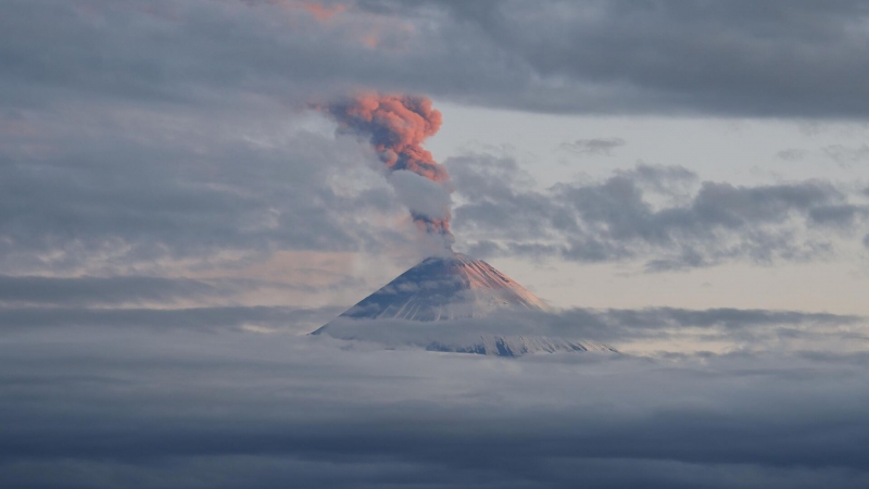 Над вулканом Ключевским на Камчатке наблюдается шлейф пепла